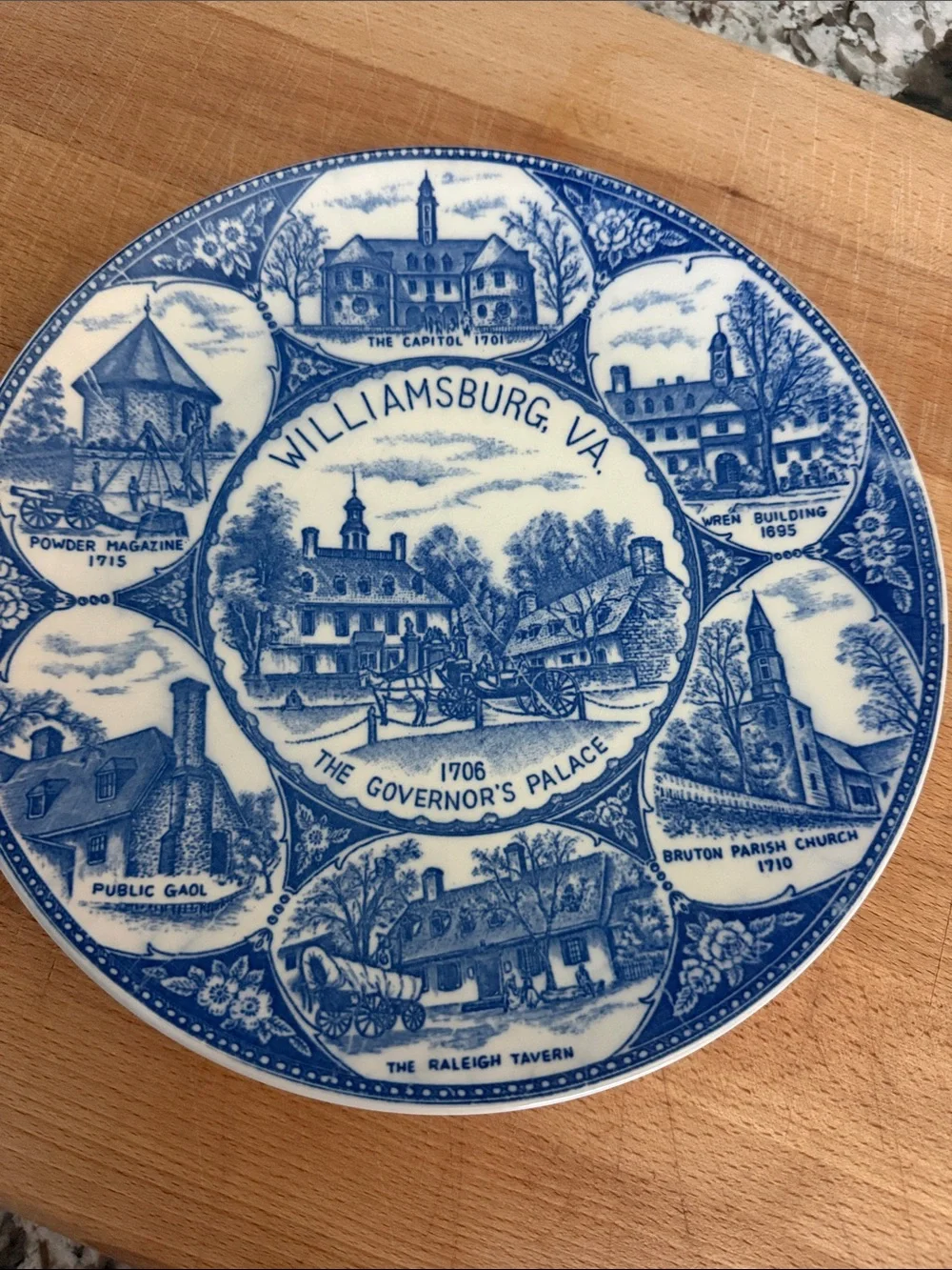 Source Unknown Williamsburg VA Blue and White Collector Plate